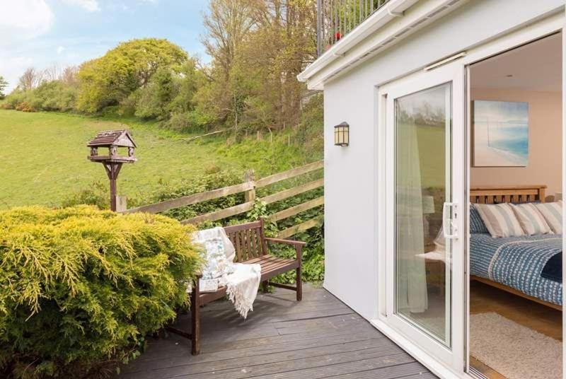 Cosy Beachfront Retreat With Stunning Sea Views & Free Access To A Local Indoor Pool Talland 外观 照片