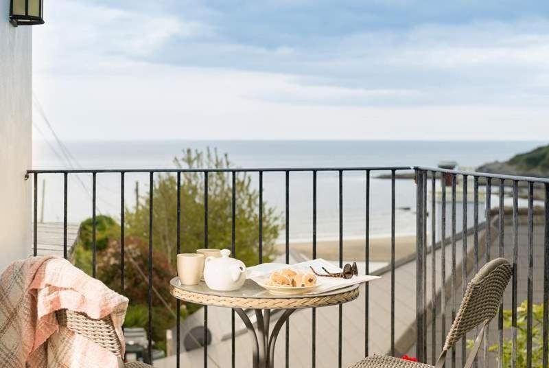 Cosy Beachfront Retreat With Stunning Sea Views & Free Access To A Local Indoor Pool Talland 外观 照片