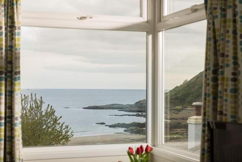 Cosy Beachfront Retreat With Stunning Sea Views & Free Access To A Local Indoor Pool Talland 外观 照片