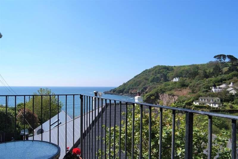 Cosy Beachfront Retreat With Stunning Sea Views & Free Access To A Local Indoor Pool Talland 外观 照片