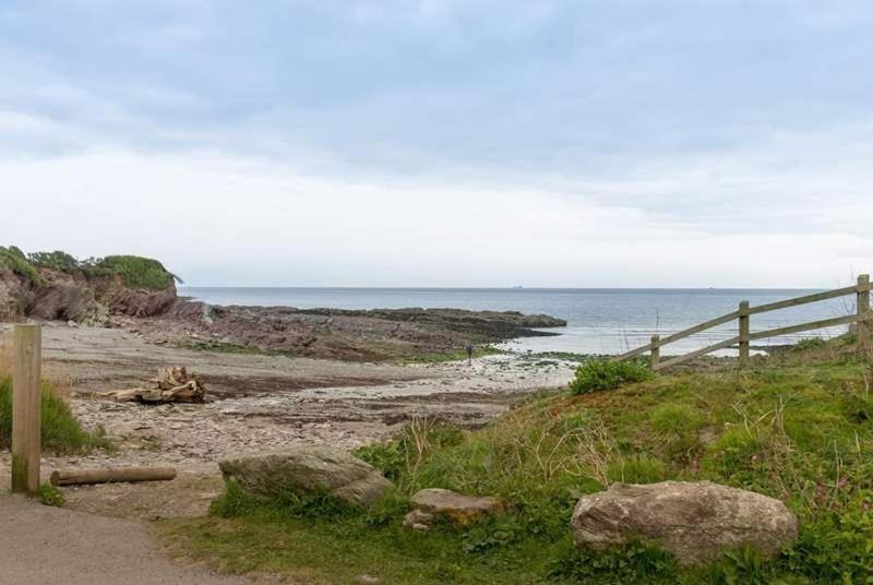 Cosy Beachfront Retreat With Stunning Sea Views & Free Access To A Local Indoor Pool Talland 外观 照片