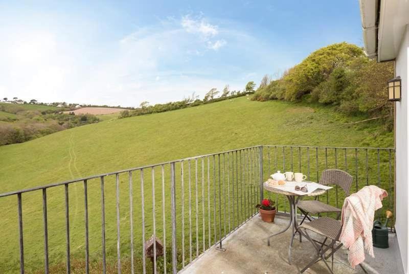 Cosy Beachfront Retreat With Stunning Sea Views & Free Access To A Local Indoor Pool Talland 外观 照片