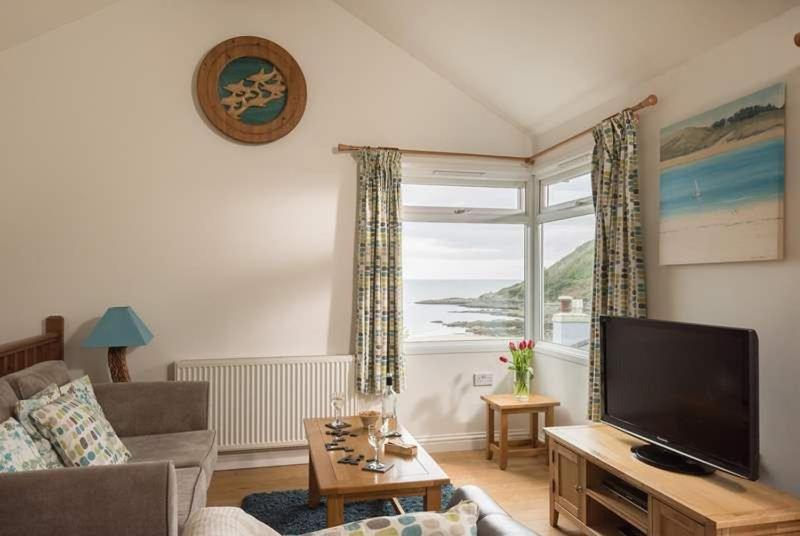 Cosy Beachfront Retreat With Stunning Sea Views & Free Access To A Local Indoor Pool Talland 外观 照片